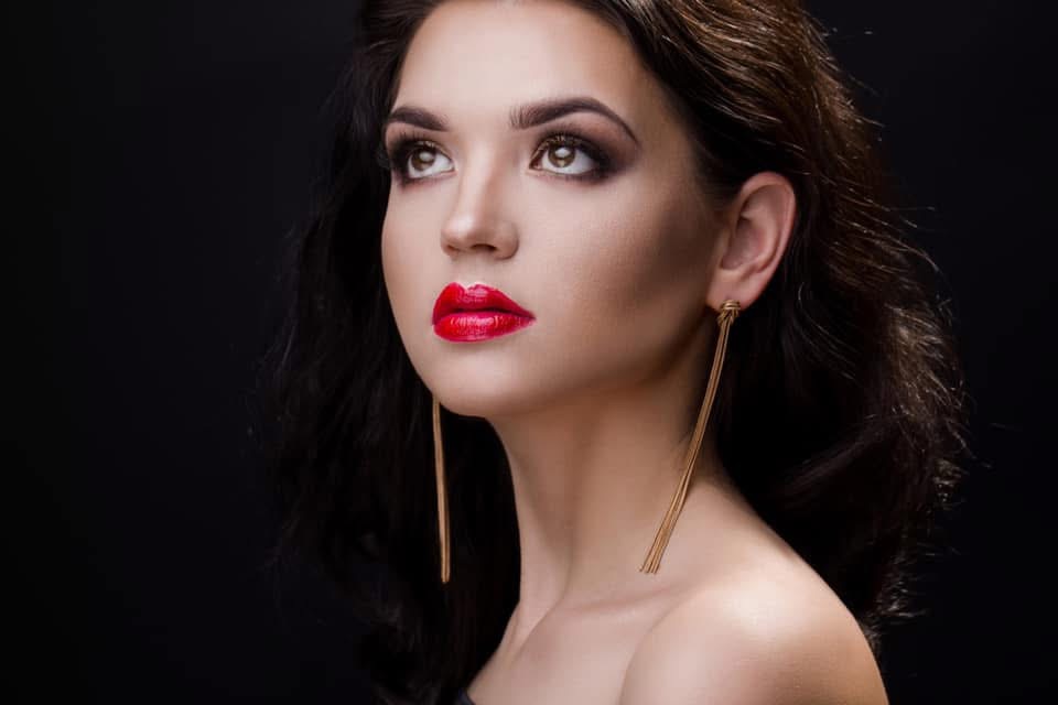 Make-up met rode lippen en verfijnde oogmake-up