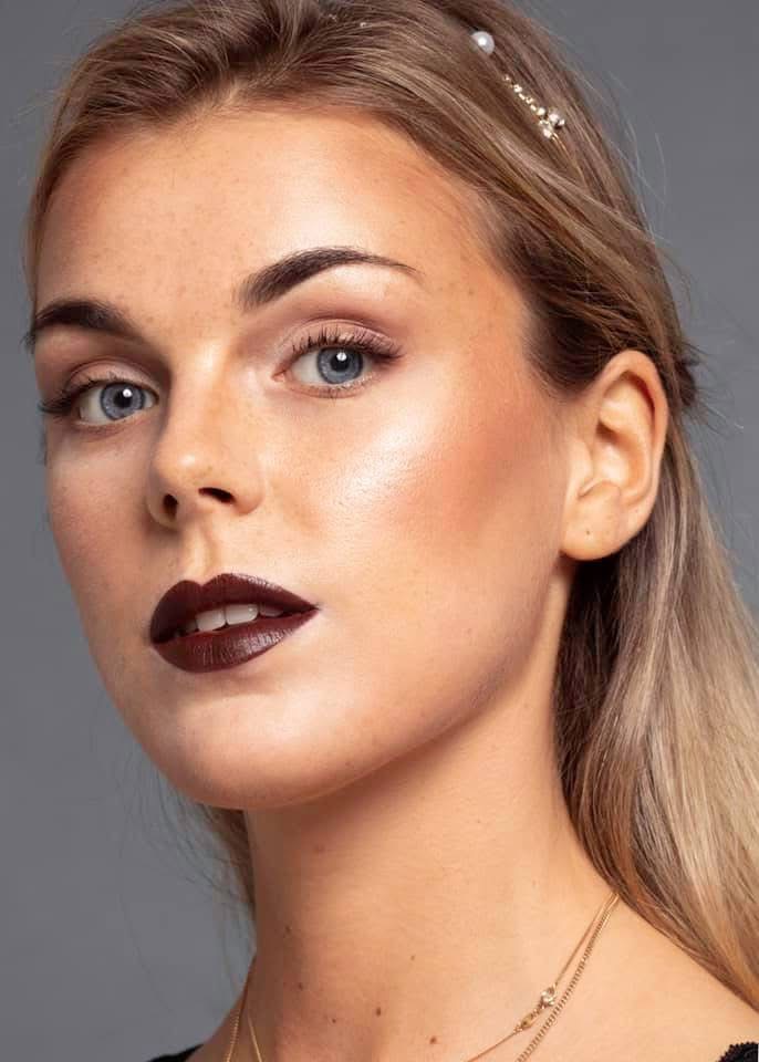 Make-up met warme oogschaduw en een diepe bordeauxrode lipkleur